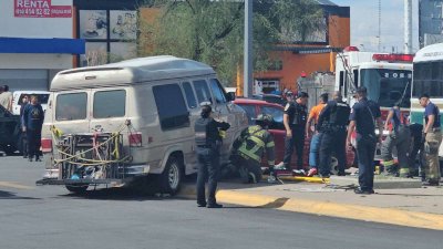 Resulta lesionado adulto mayor al ser atropellado por camioneta a la que le practicaba mecánica