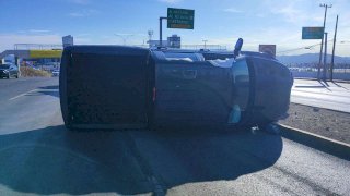 Vuelca pickup luego de chocar contra poste en el Perijuv