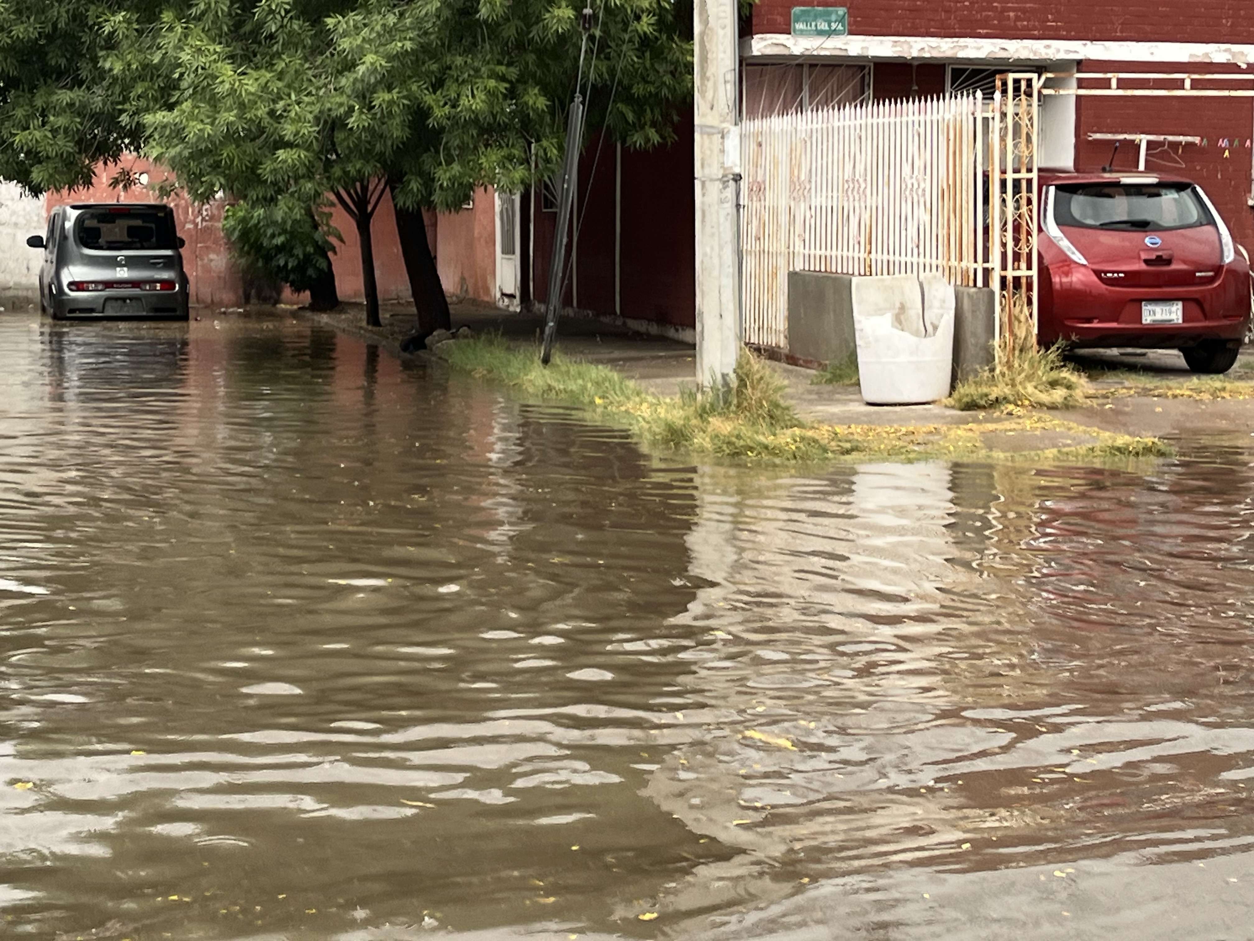 Lluvia torrencial refresca Juárez, pero deja encharcamientos e inundaciones