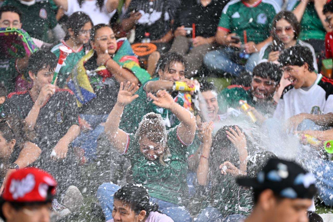 Viven familias el ambiente mundialista en el Parque Central