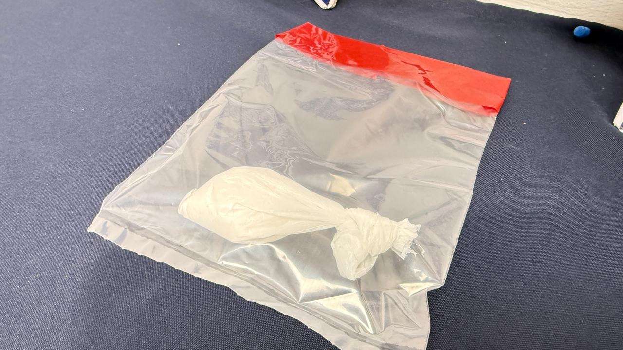 Detienen a uno con droga; lo investigan por robos violentos a transeúntes