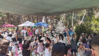 Disfrutan pequeños de refrescante fiesta de espuma en el Domingo Feliz