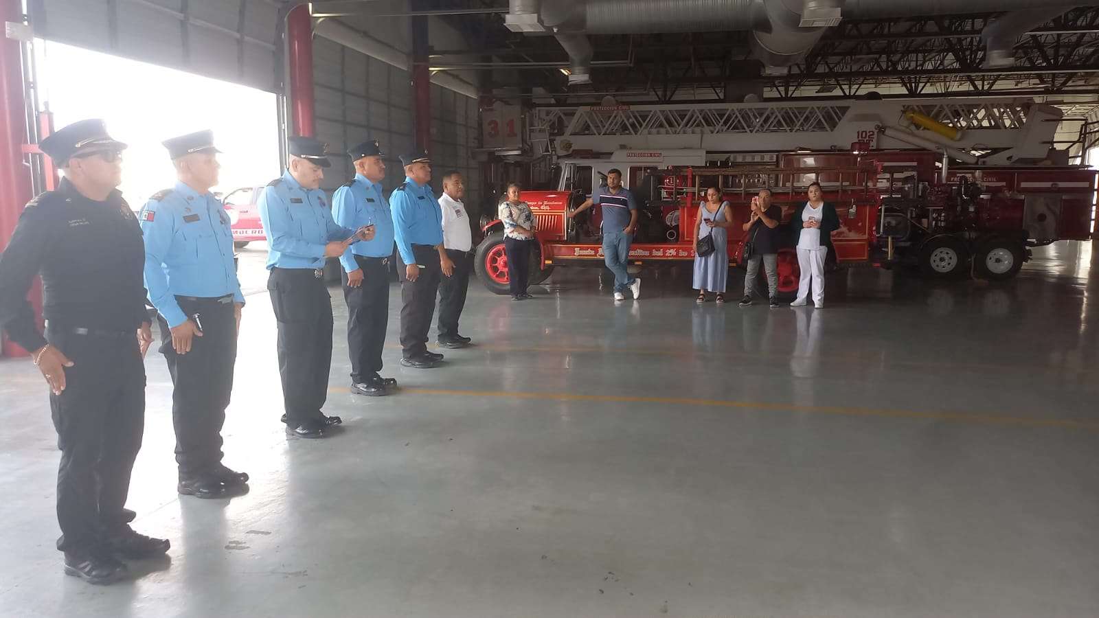 Homenajean al bombero Juan Viezcas por 22 años de servicio