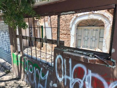 Convierten cruce del Centro en basurero y nido de delincuencia