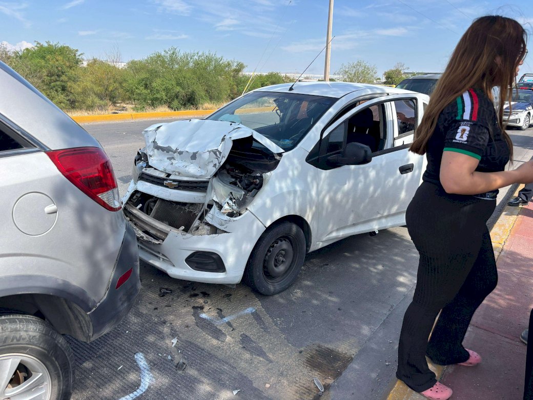 Deja carambola de 6 vehículos solo daños materiales en la Sacramento 