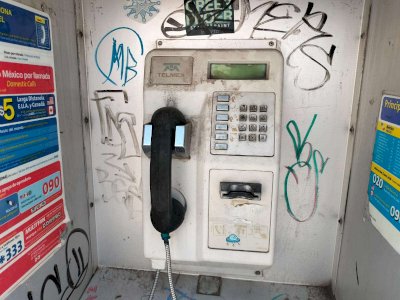 Quedan en el olvido y acumulan basura casetas telefónicas 