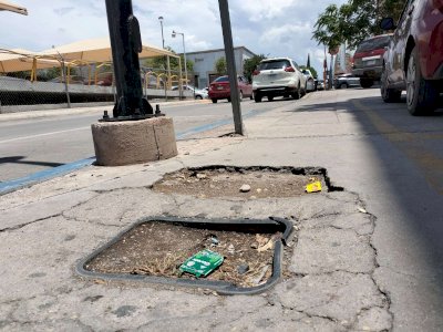 Denuncian condiciones peligrosas en banquetas del centro 
