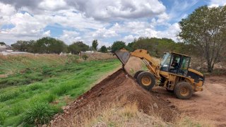 Realizan trabajos preventivos en arroyo San Antonio en Cuauhtémoc
