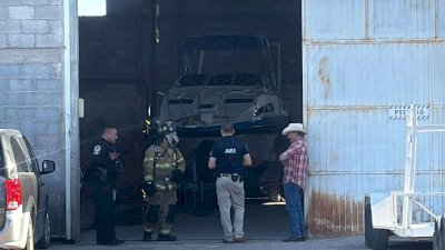 Arde lancha deportiva en lote de autos de la colonia San Rafael