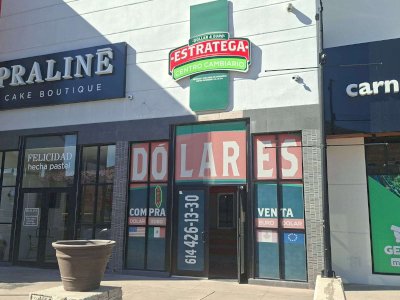 Baja el dólar a $17.20 en centro cambiario Estratega