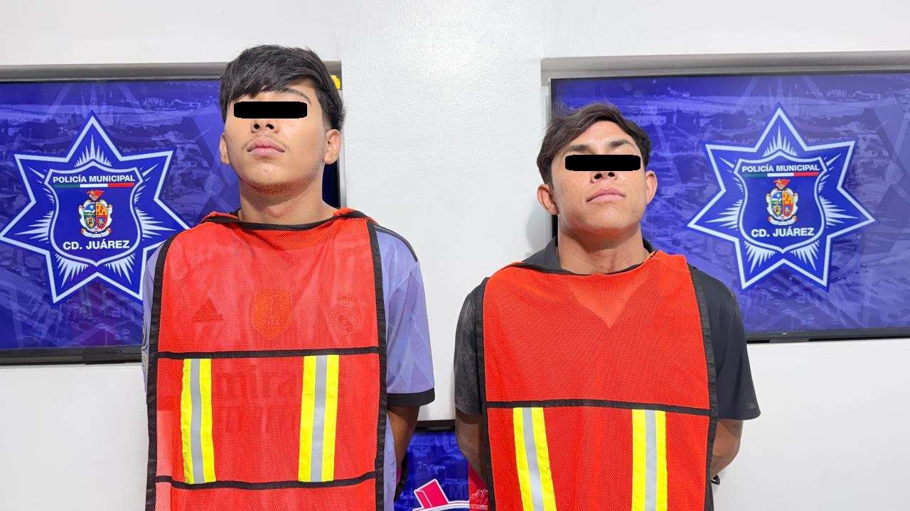 Detienen a dos por robar las llantas a un automóvil