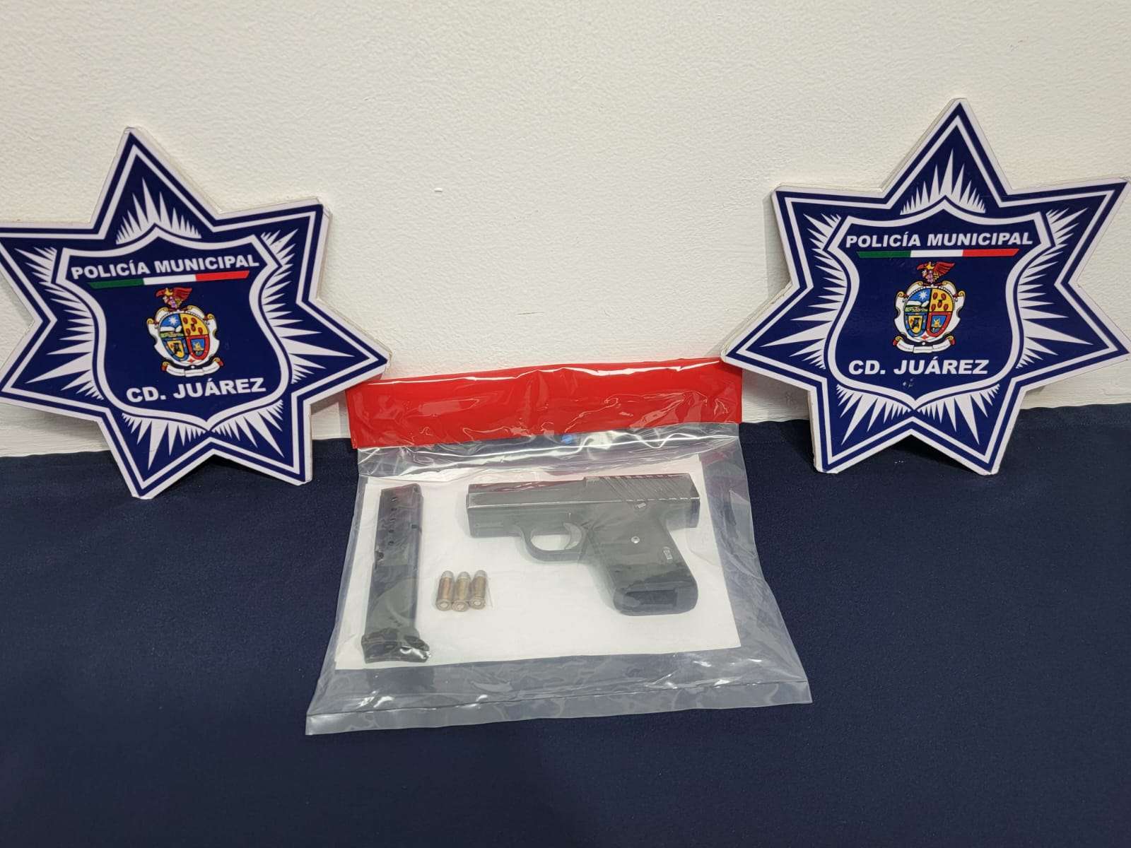 Usan botón de emergencia y arrestan a adolescente agresor