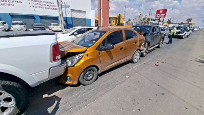 Chocan 4 vehículos en carambola sobre la Tecnológico