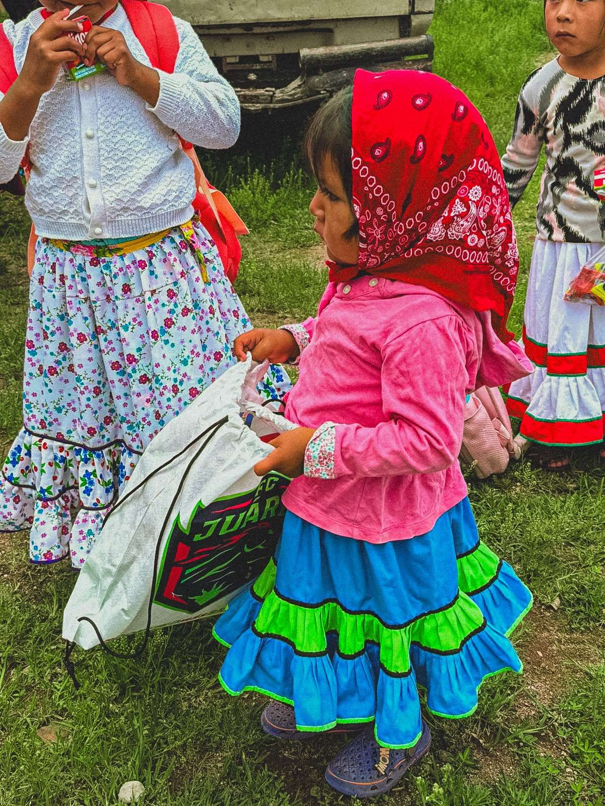 Entregan Bravos donativos escolares en zonas indígenas 