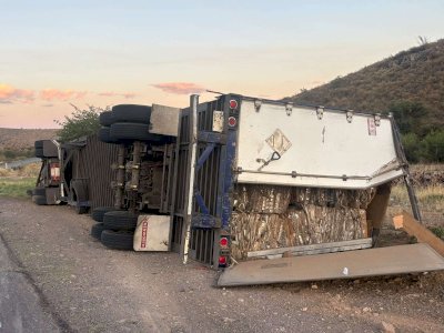 Vuelca tráiler con carga pesada en la rúa libre a Juárez