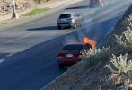 Arde auto por falla mecánica a la altura del C-4