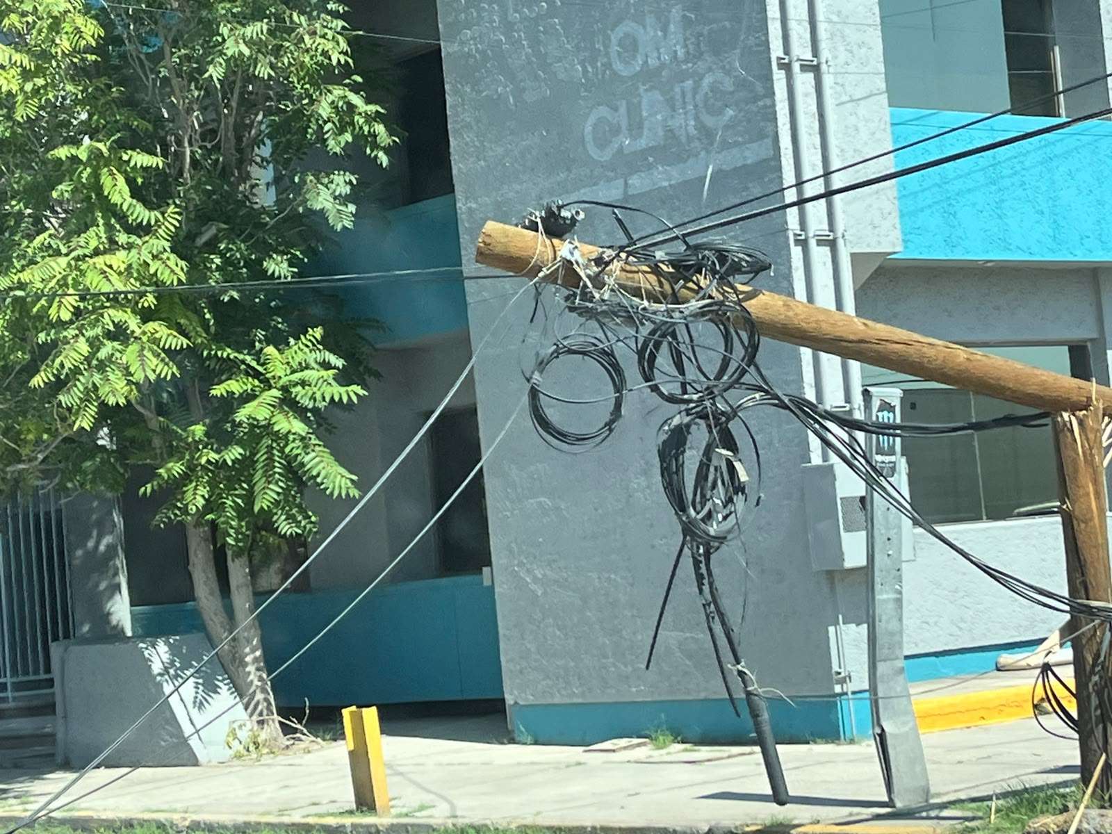 Denuncian vecinos poste caído que pone en riesgo a peatones 