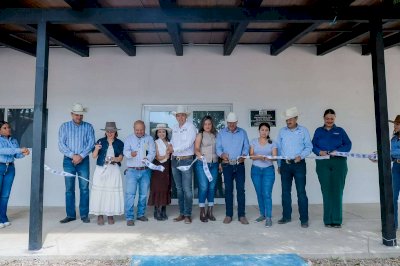 Entrega Marco Bonilla alimento para ganado y obras en El Charco 