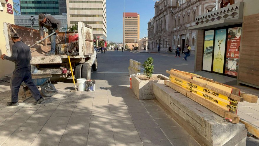 Renuevan bancas del centro histórico con respaldos de concreto 