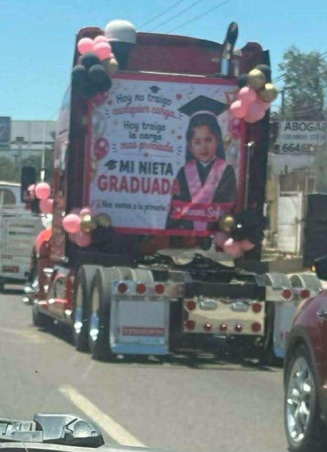 Trailero presume graduación de su nieta con enorme lona en su camión 
