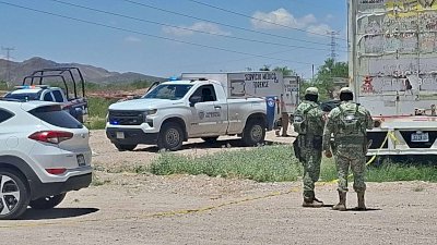 Hallan un muerto envuelto en una lona sobre la carretera a Aldama