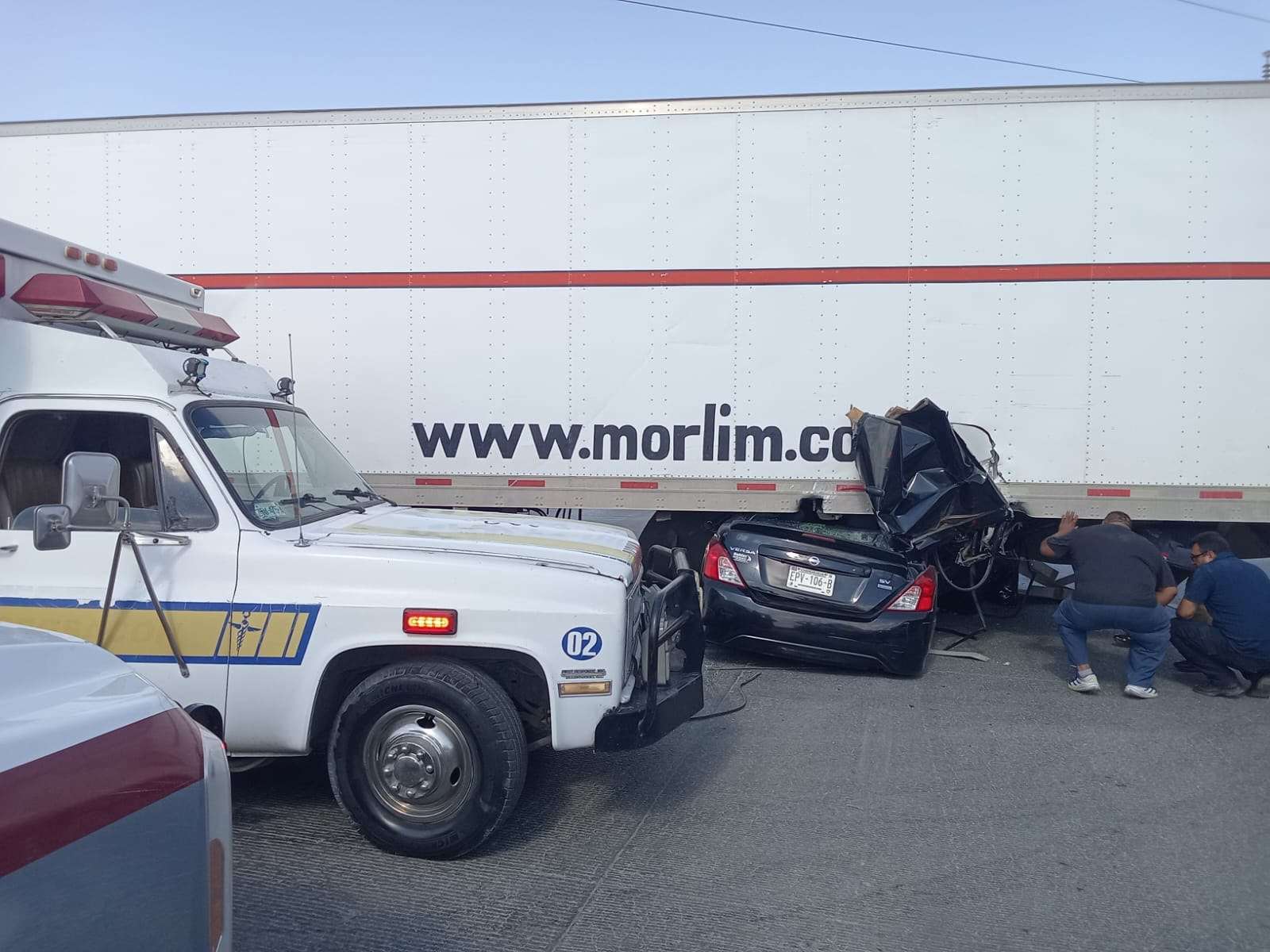 Muere conductor tras quedar prensado debajo de un tráiler 