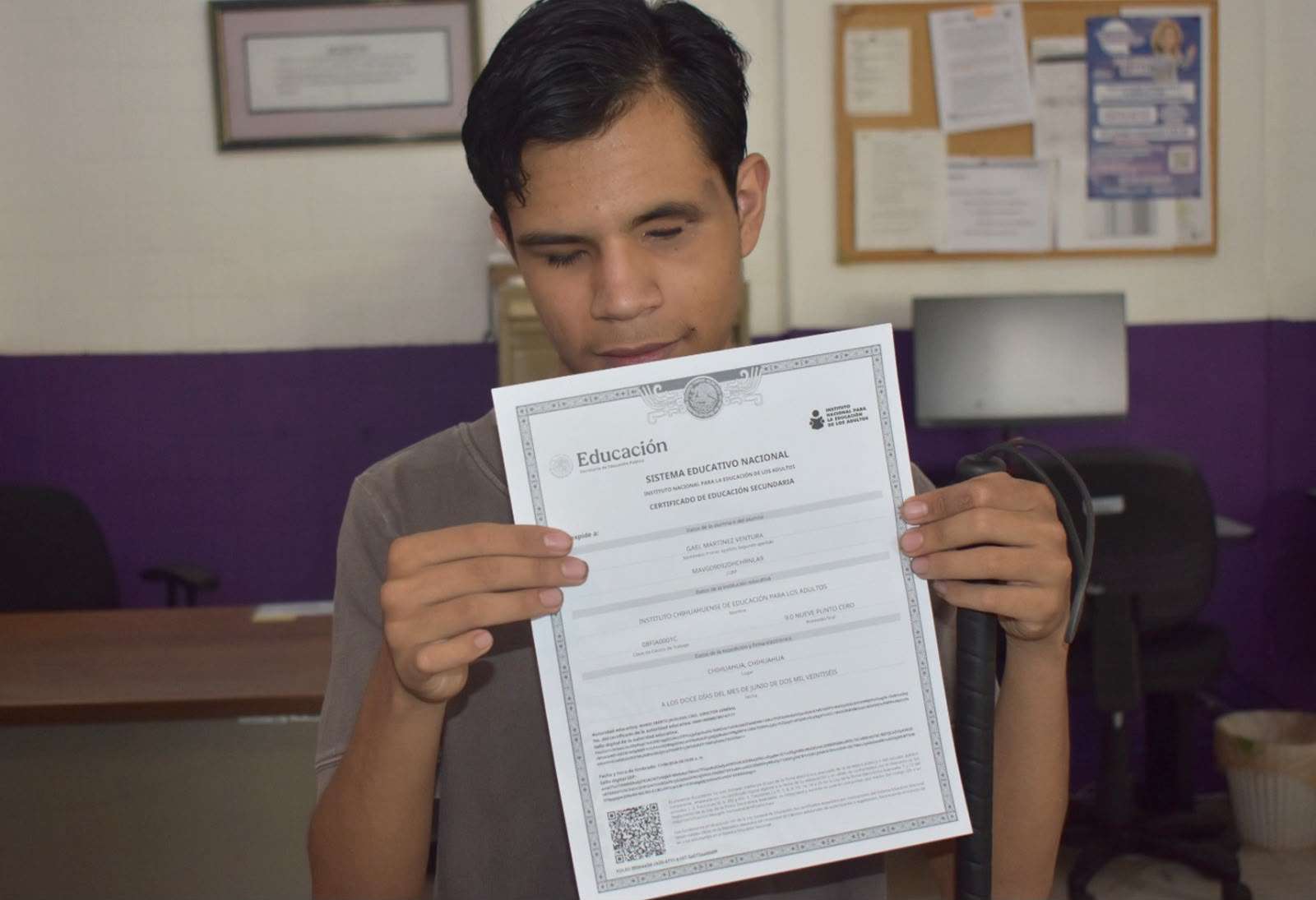 Joven con discapacidad visual concluye la secundaria en Juárez
