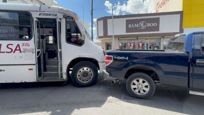 Impacta camión urbano a pick up en la Niños Heroes 