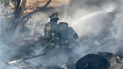 Arrasa incendio con taller y traspatio en el Cerro de la Cruz