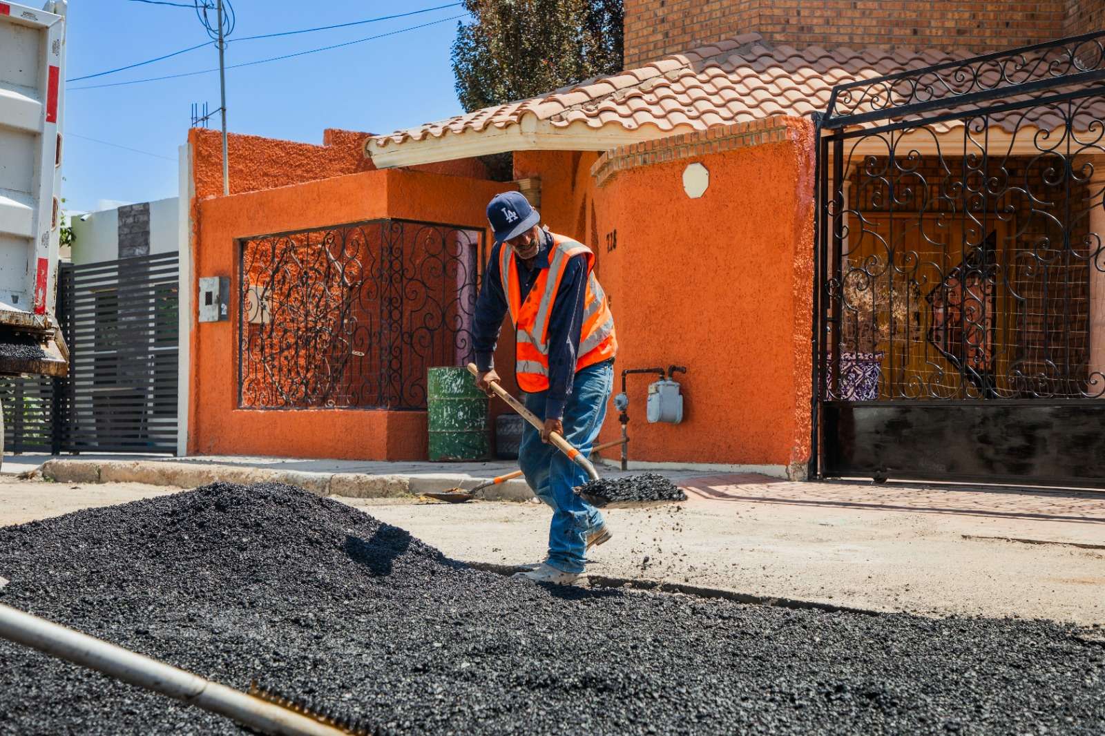 Bachea JMAS calle en Los Parques tras hundimiento del drenaje