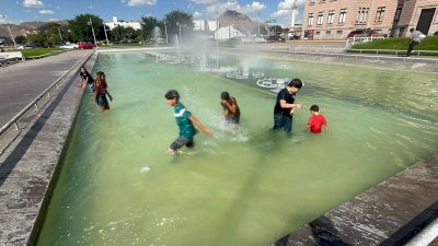 Escapan del calor en las aguas de Las Fuentes Danzarinas