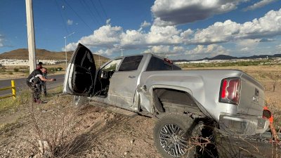 Vuelca Pick Up al perder una llanta en la Teófilo Borunda 