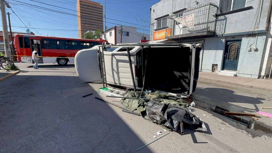 Vuelca camioneta por choque con camión urbano en el centro