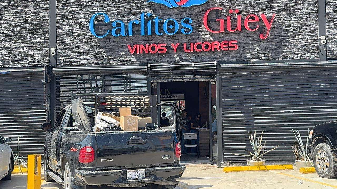 Autoridades aseguran bienes en la licorería Carlitos Guey