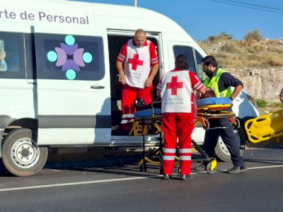 Chocan camionetas de transporte de personal y dejan 12 lesionados