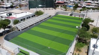 Avanza instalación de pasto sintético en cancha de la Macroplaza de Delicias 