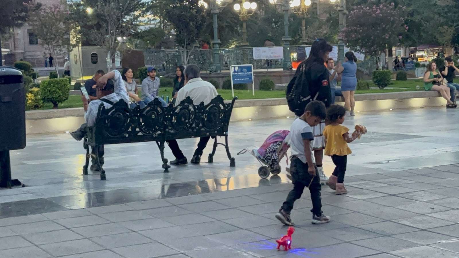 Disfrutan chihuahuenses clima agradable en el Centro Histórico de la ciudad