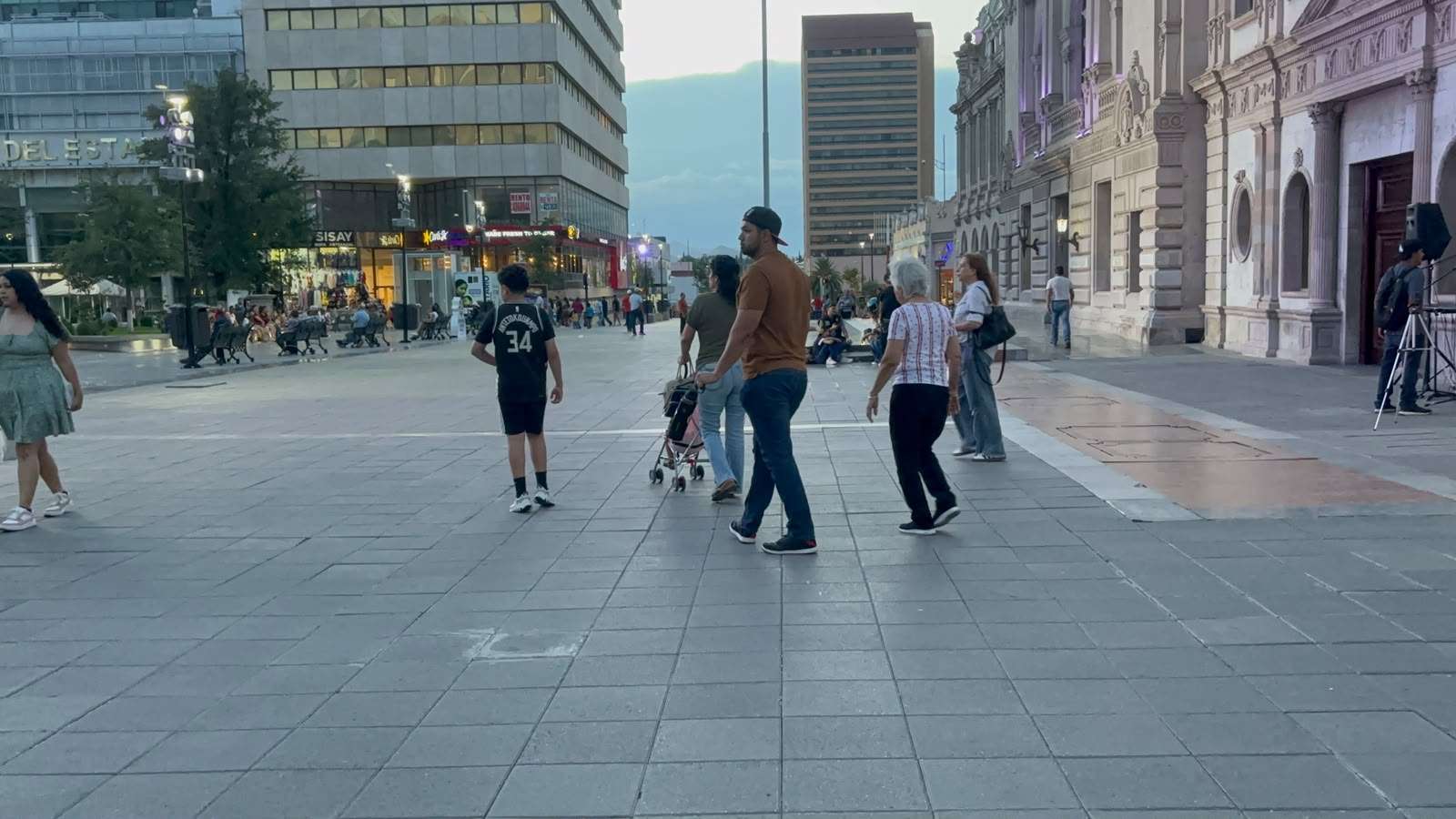 Disfrutan chihuahuenses clima agradable en el Centro Histórico de la ciudad