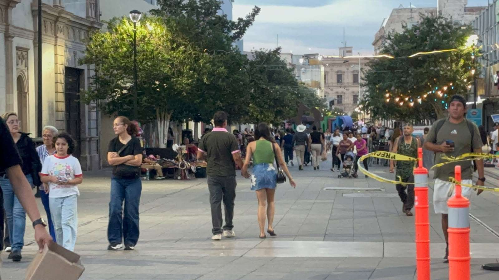 Disfrutan chihuahuenses clima agradable en el Centro Histórico de la ciudad