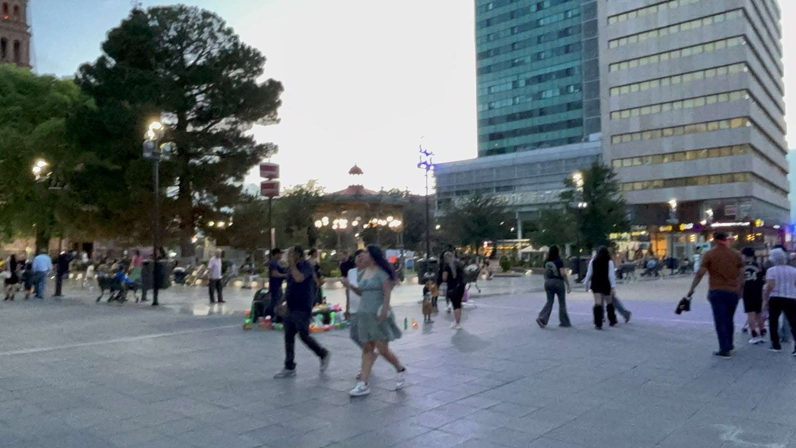 Disfrutan chihuahuenses clima agradable en el Centro Histórico de la ciudad