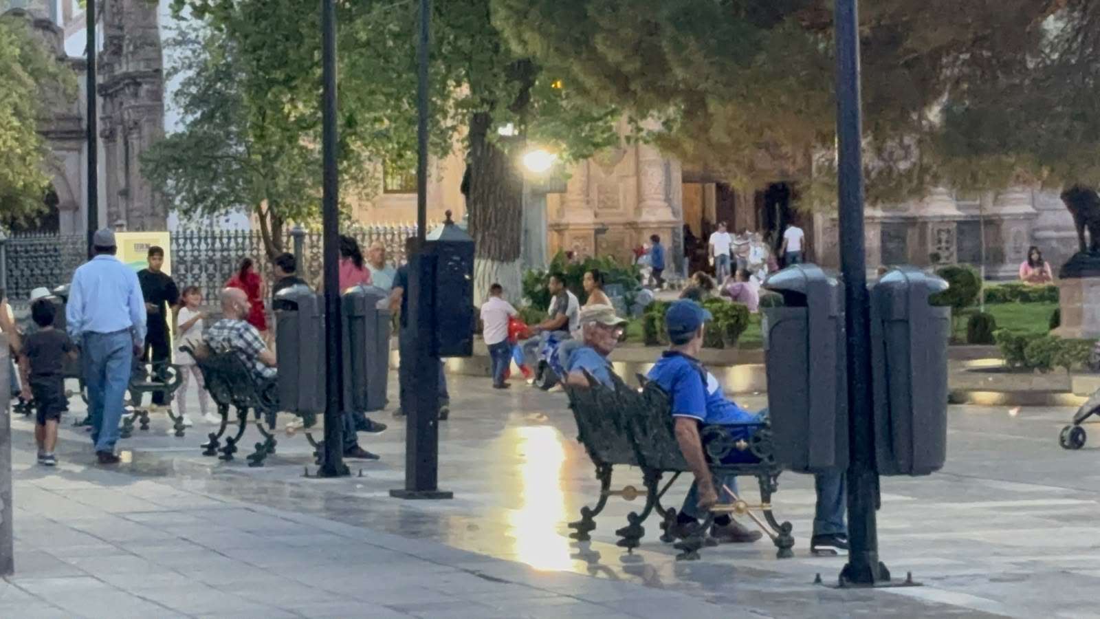 Disfrutan chihuahuenses clima agradable en el Centro Histórico de la ciudad