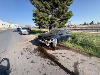 Pierde conductor el control y se impacta contra un árbol en Los Nogales