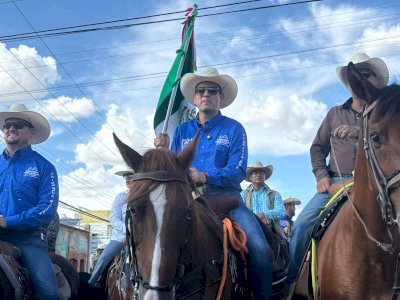 Avanza la Cabalgata Villista por avenida 20 de noviembre y Ocampo