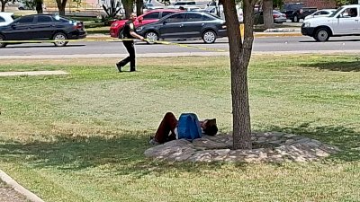 Muere bajo un árbol en parque de la avenida Francisco Villa