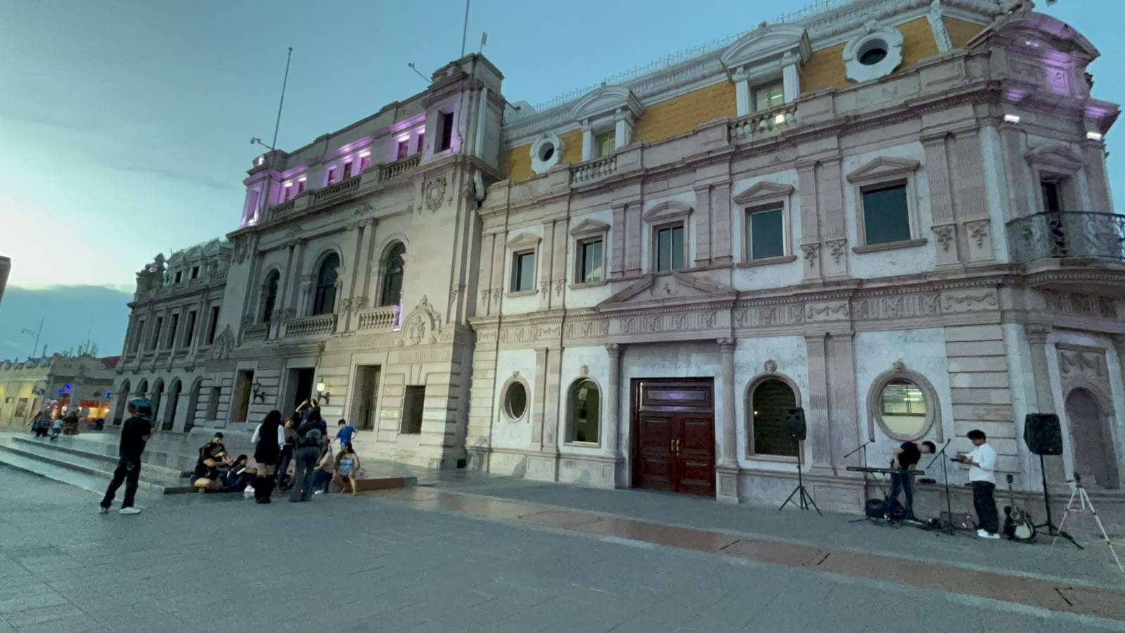 Disfrutan chihuahuenses clima agradable en el Centro Histórico de la ciudad