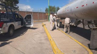 Aseguran tráiler con 27 mil 900 litros de huachicol en Chihuahua