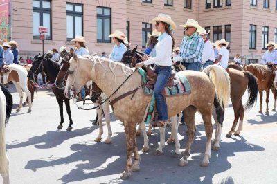 Desfila la Gran Cabalgata Villista por la ciudad de Chihuahua 