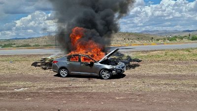 Consume incendio vehículo en la carretera Cuauhtémoc–Chihuahua