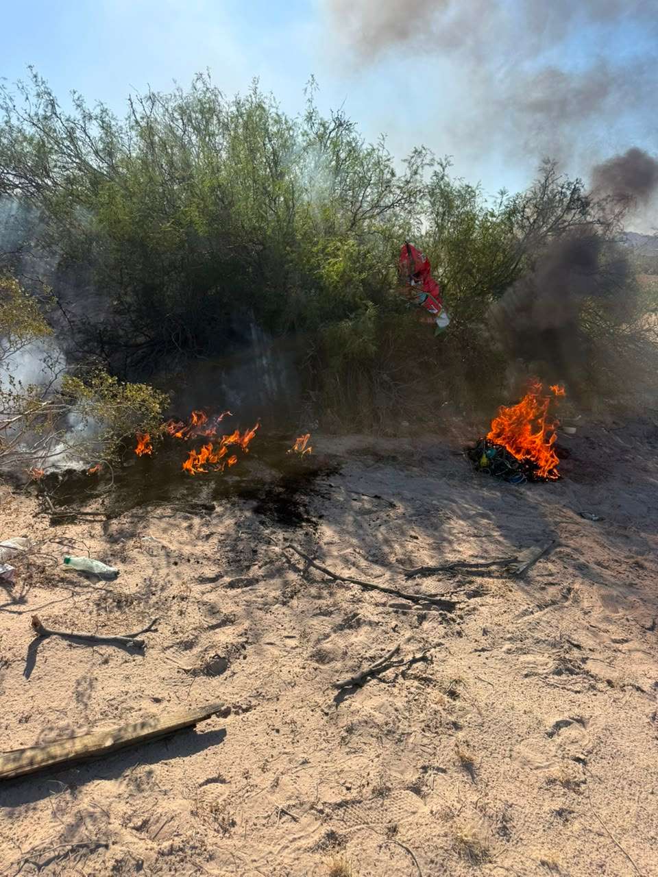 Arrestan a dos por incendio intencional en la Valle Dorado