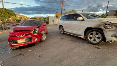 Omite alto y provoca fuerte choque en la colonia Cerro de la Cruz